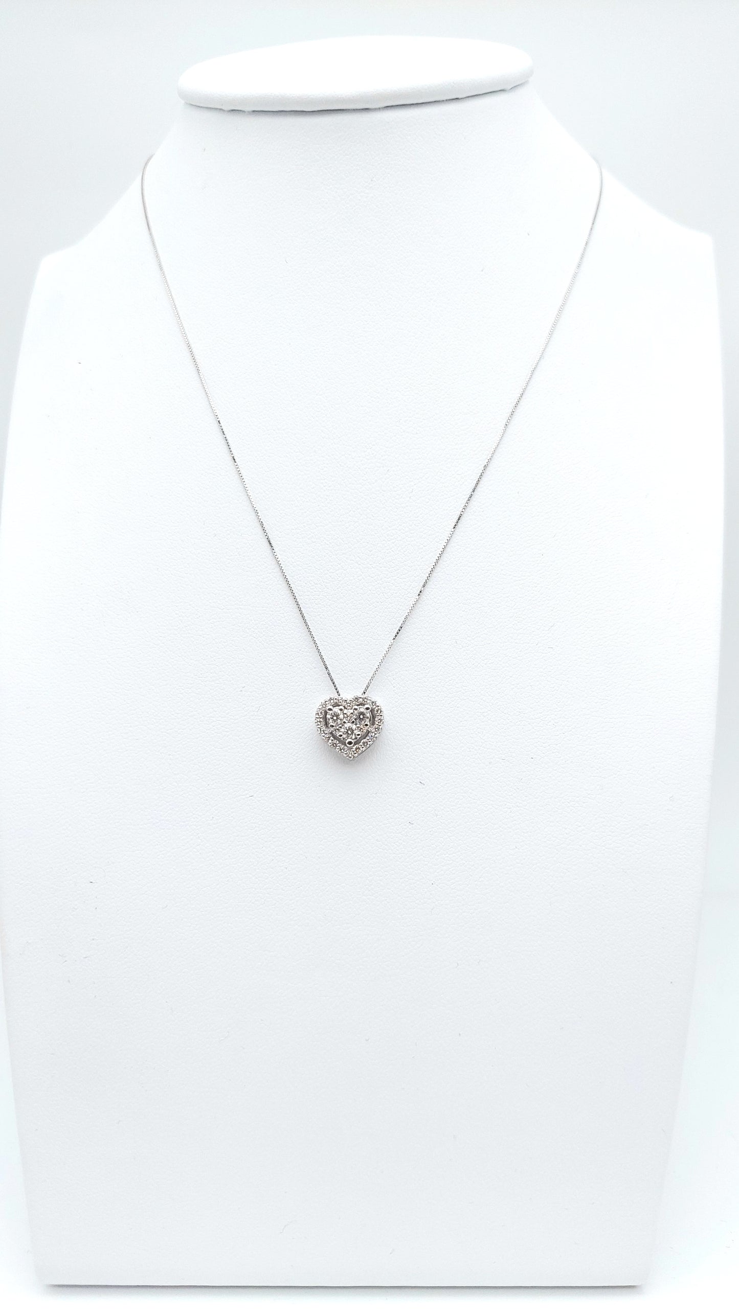 Collana con pendente a cuore in oro bianco 18 carati con brillanti naturali. COLBR029.