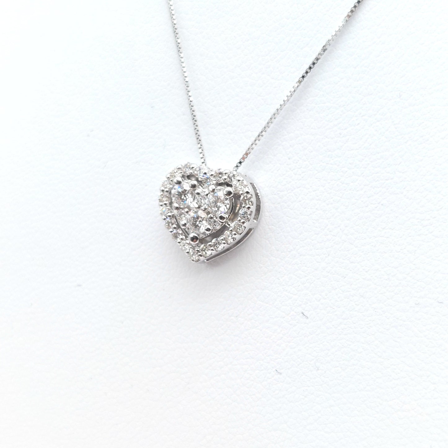 Collana con pendente a cuore in oro bianco 18 carati con brillanti naturali. COLBR029.