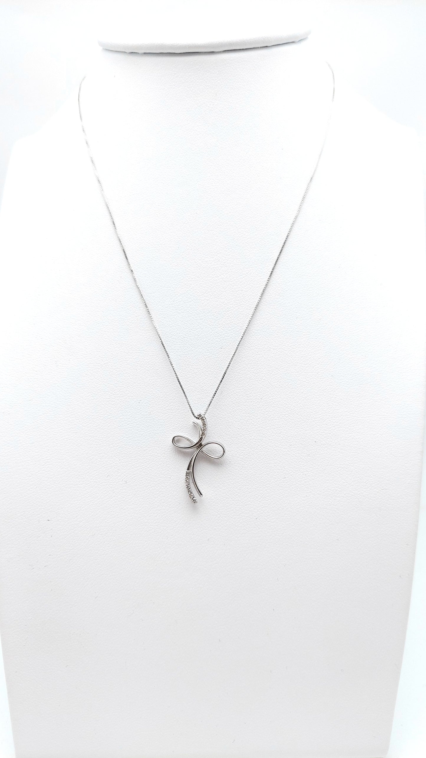Collana con croce da donna in oro bianco 18 carati con brillanti. COLBR031.