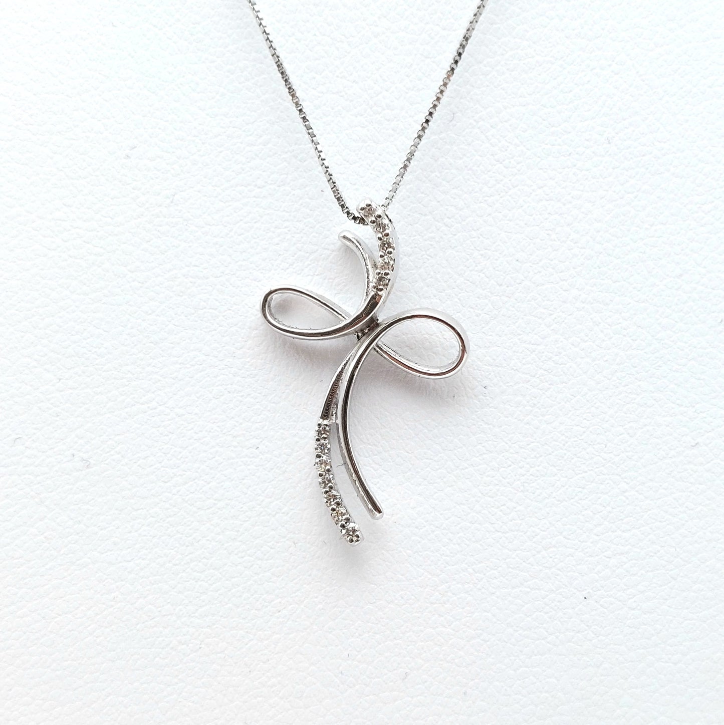 Collana con croce da donna in oro bianco 18 carati con brillanti. COLBR031.