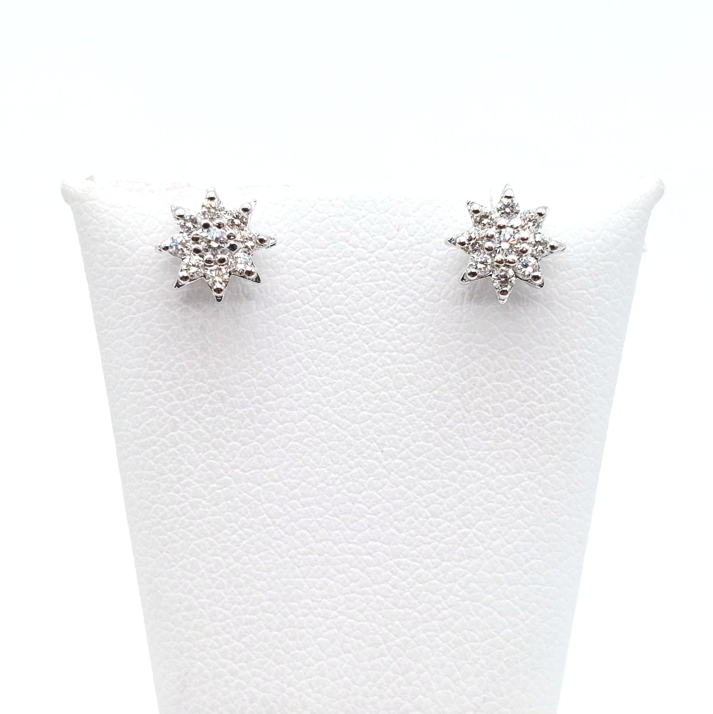 Orecchini al lobo in oro bianco 18 carati con brillanti naturali. OR-BR-009.