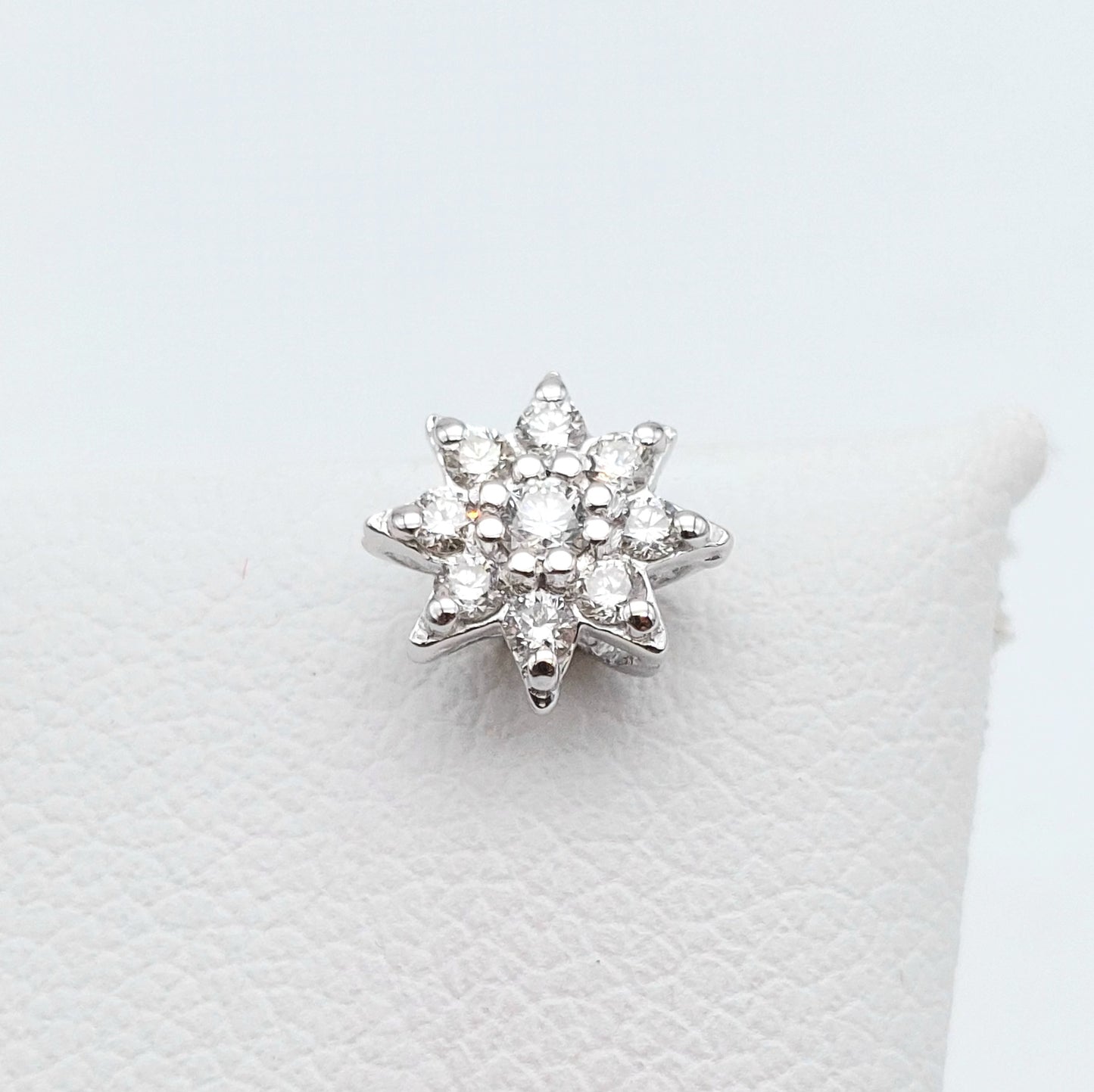 Orecchini al lobo in oro bianco 18 carati con brillanti naturali. OR-BR-009.