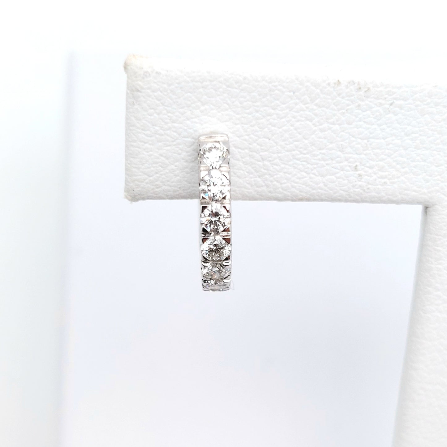 Orecchini a cerchio in oro bianco con brillanti naturali. OR-BR-010.