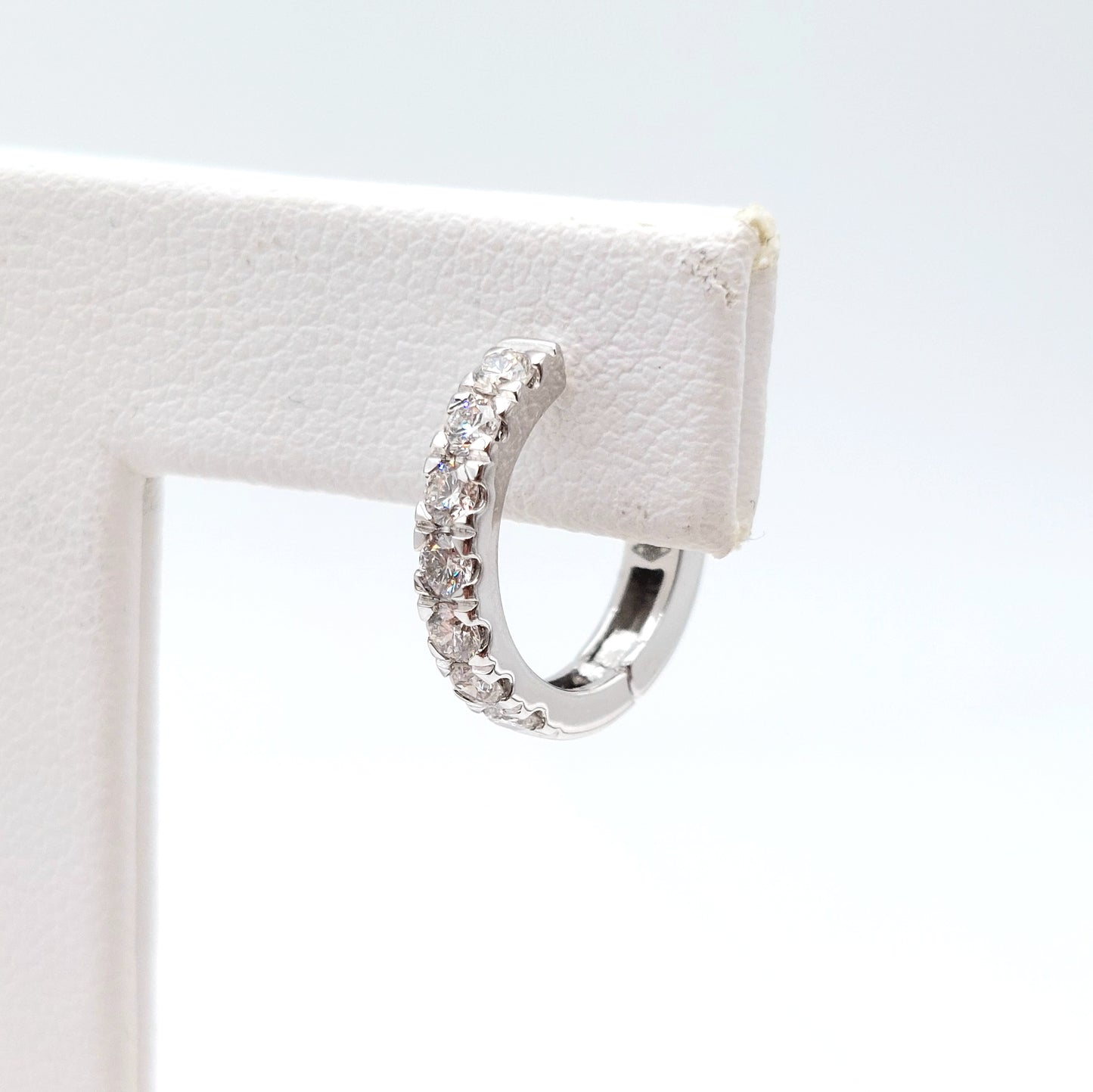 Orecchini a cerchio in oro bianco con brillanti naturali. OR-BR-010.