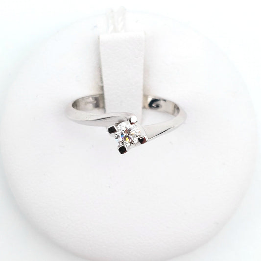 Anello a solitario in oro bianco 18 carati con brillante naturale. AN-BR-D026.