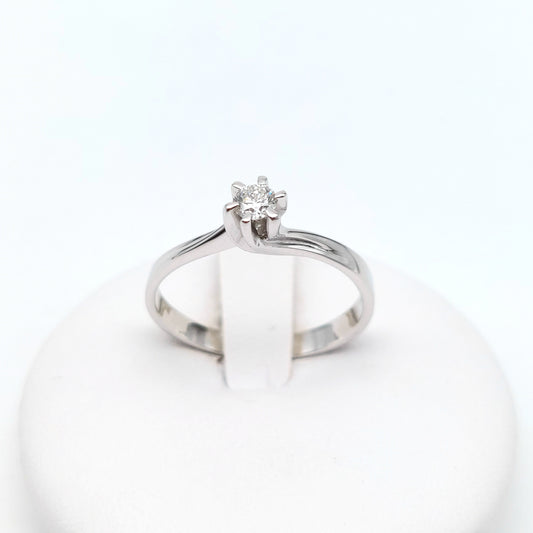 Anello solitario ,modello Valentino, in oro bianco 18 carati con diamanti naturali. AN-BR-D027.
