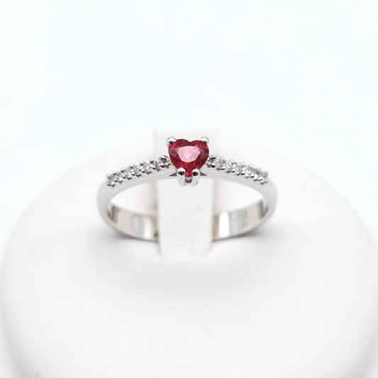 Anello in oro bianco 18 carati con Rubino centrale taglio cuore e diamanti laterali. AN-BR-D029
