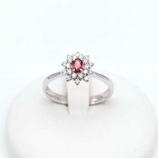 Anello in oro bianco 18 carati con Rubino, provenienza Birmania, e diamanti, colore E purezza VVS1. AN-BR-D030.