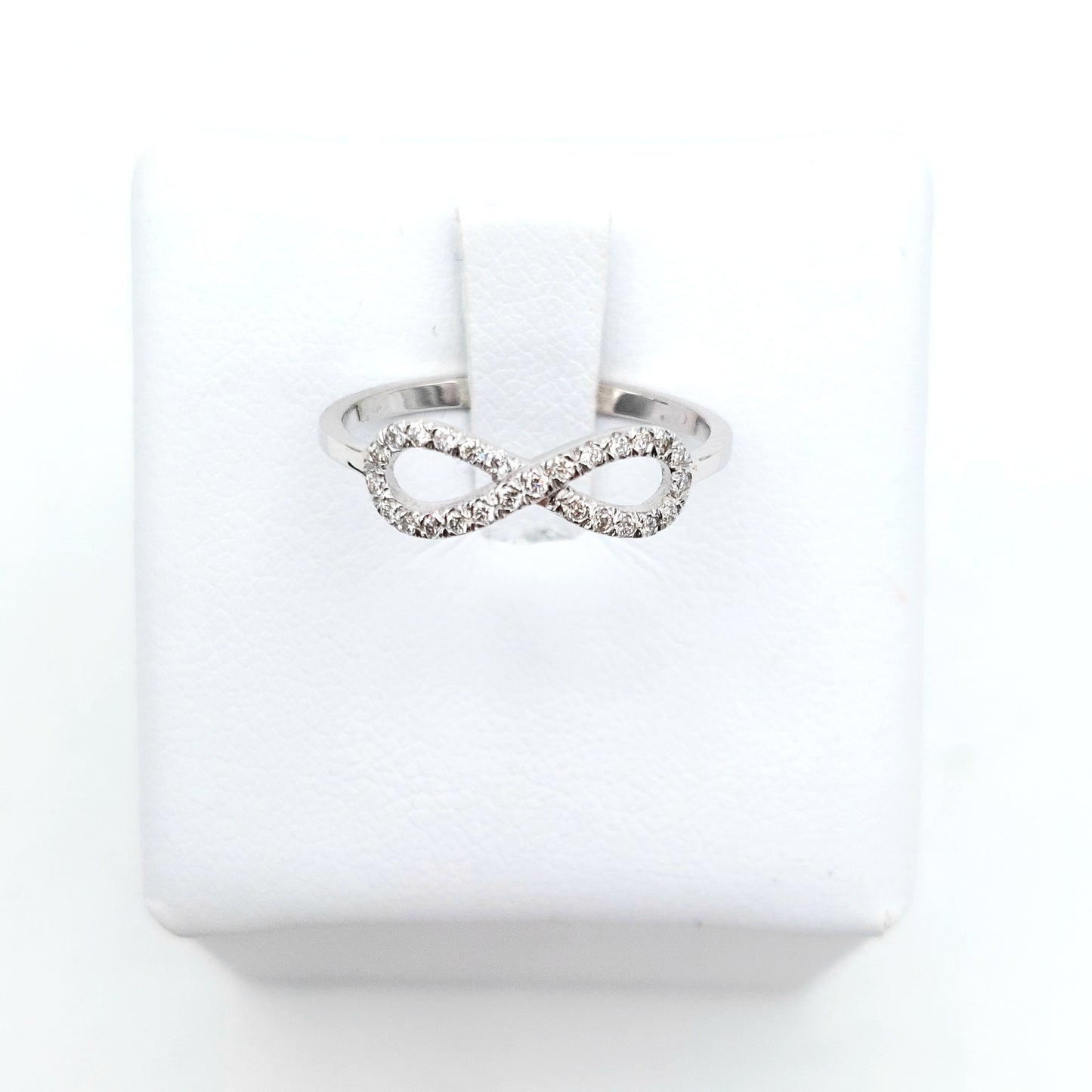 Anello simbolo infinito in oro bianco 18 carati con diamanti naturali. AN-BR-D034.