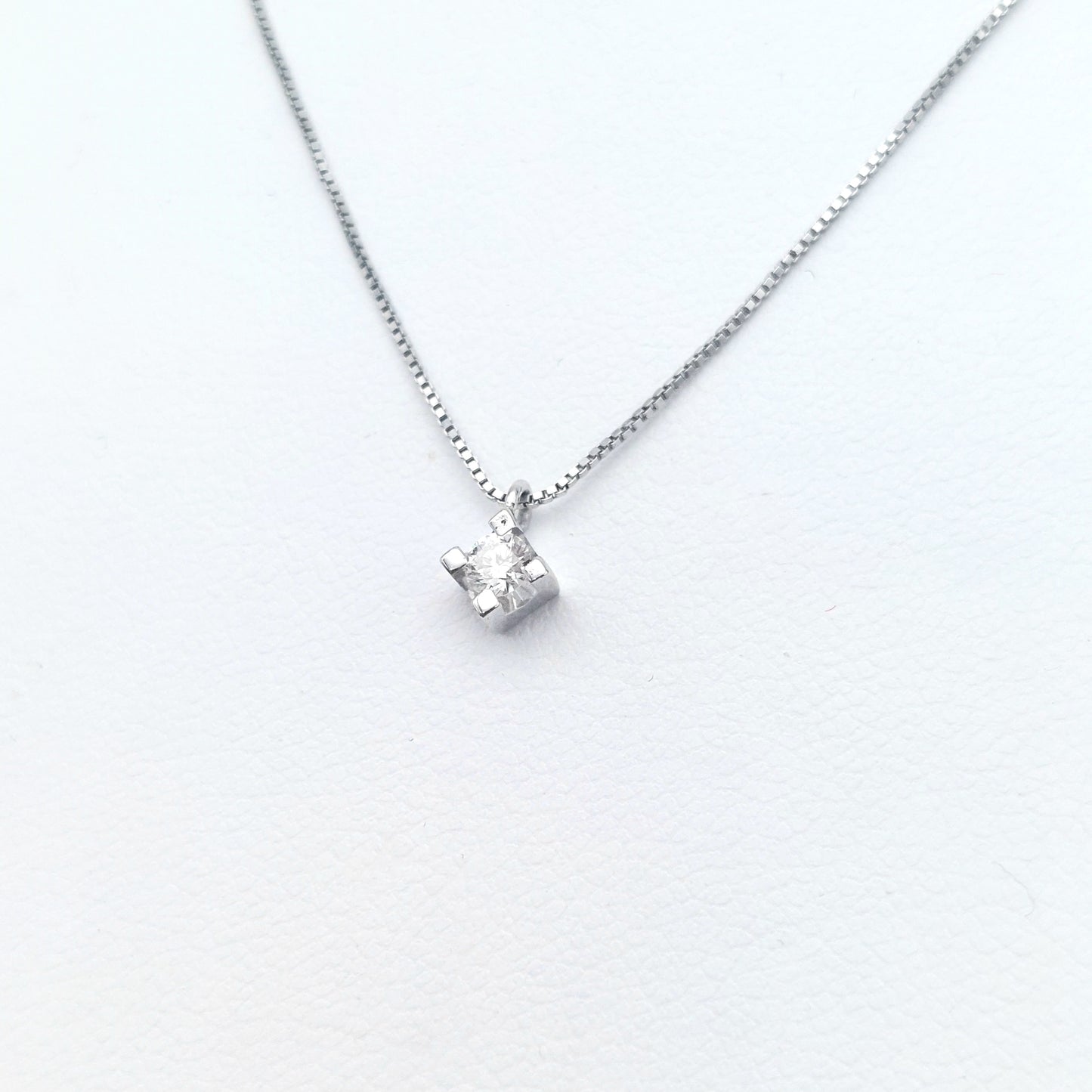 Collana in oro bianco 18 carati con diamante naturale. COLBR015.