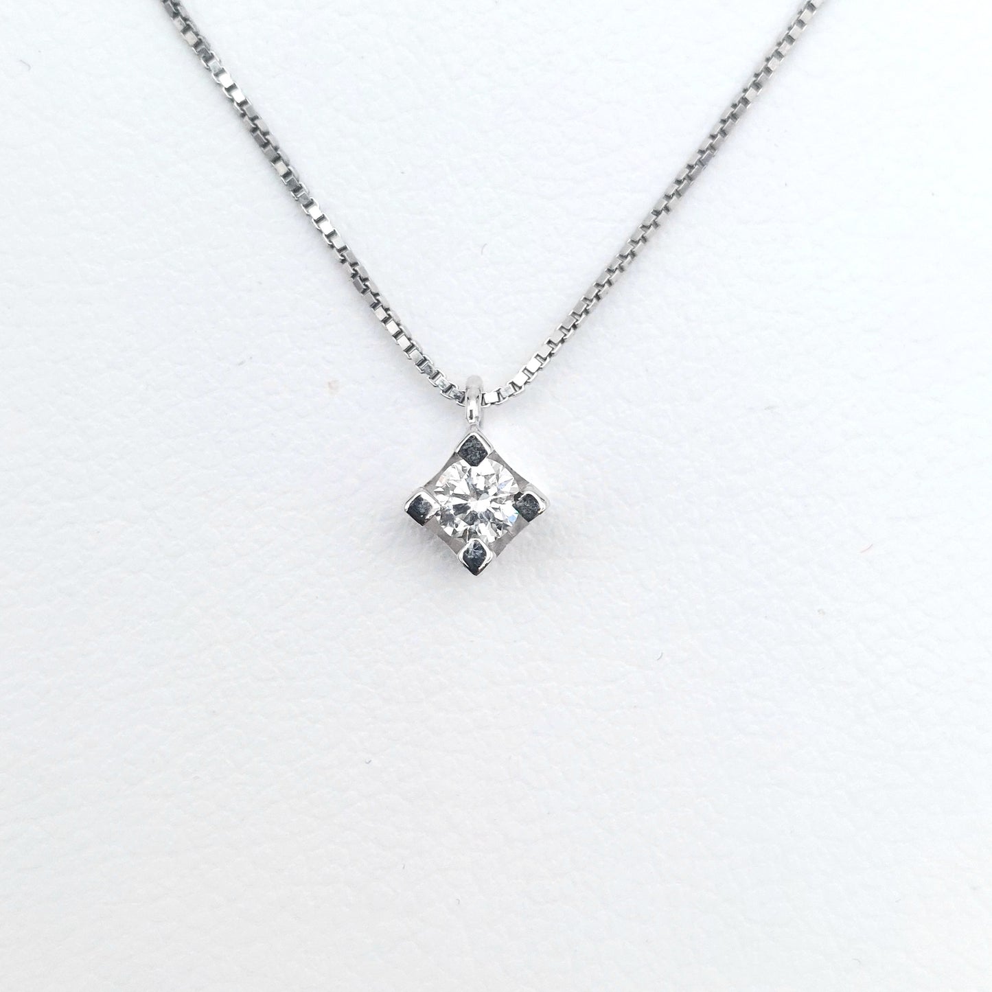 Collana in oro bianco 18 carati con diamante naturale. COLBR015.