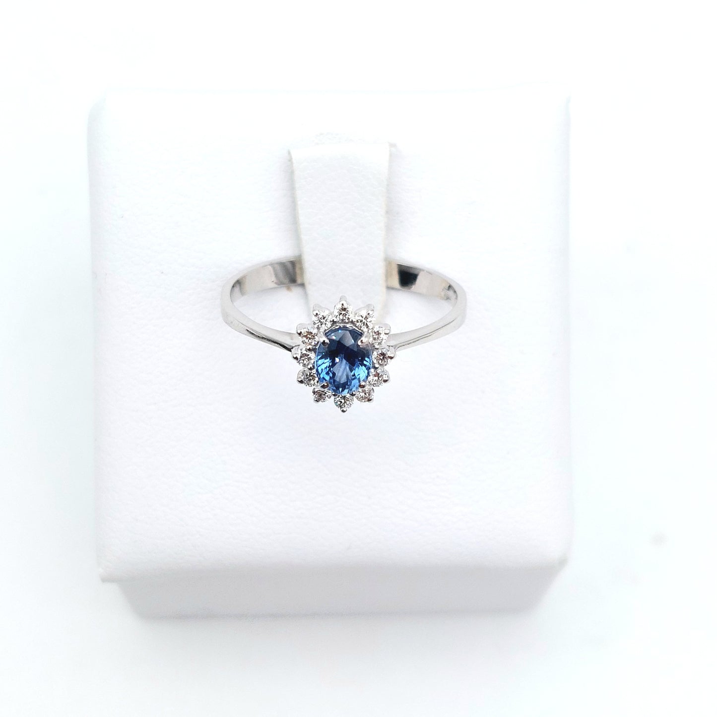 Anello modello Kate in Oro bianco 18 carati con Zaffiro blu provenienza Madagascar e Diamanti naturali.AN-BR-D038.