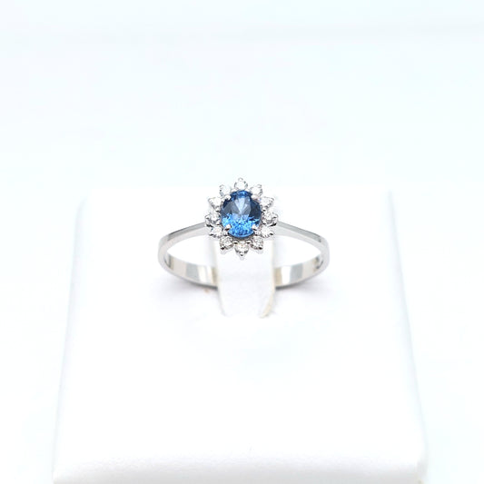 Anello modello Kate in Oro bianco 18 carati con Zaffiro blu provenienza Madagascar e Diamanti naturali.AN-BR-D038.