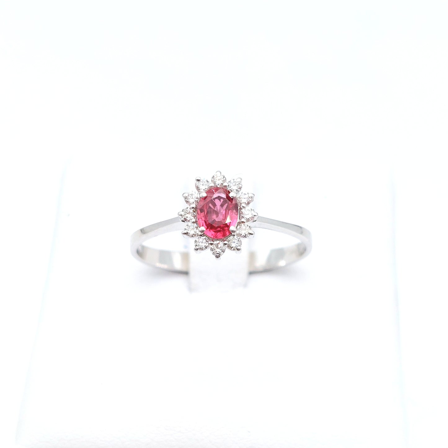 Anello modello Kate in Oro bianco 18 KT, con Rubino provenienza Birmania e Diamanti naturali.AN-BR-D039.