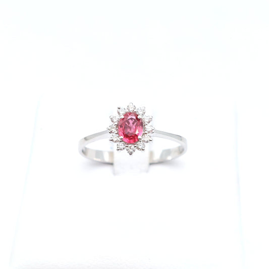 Anello modello Kate in Oro bianco 18 KT, con Rubino provenienza Birmania e Diamanti naturali.AN-BR-D039.