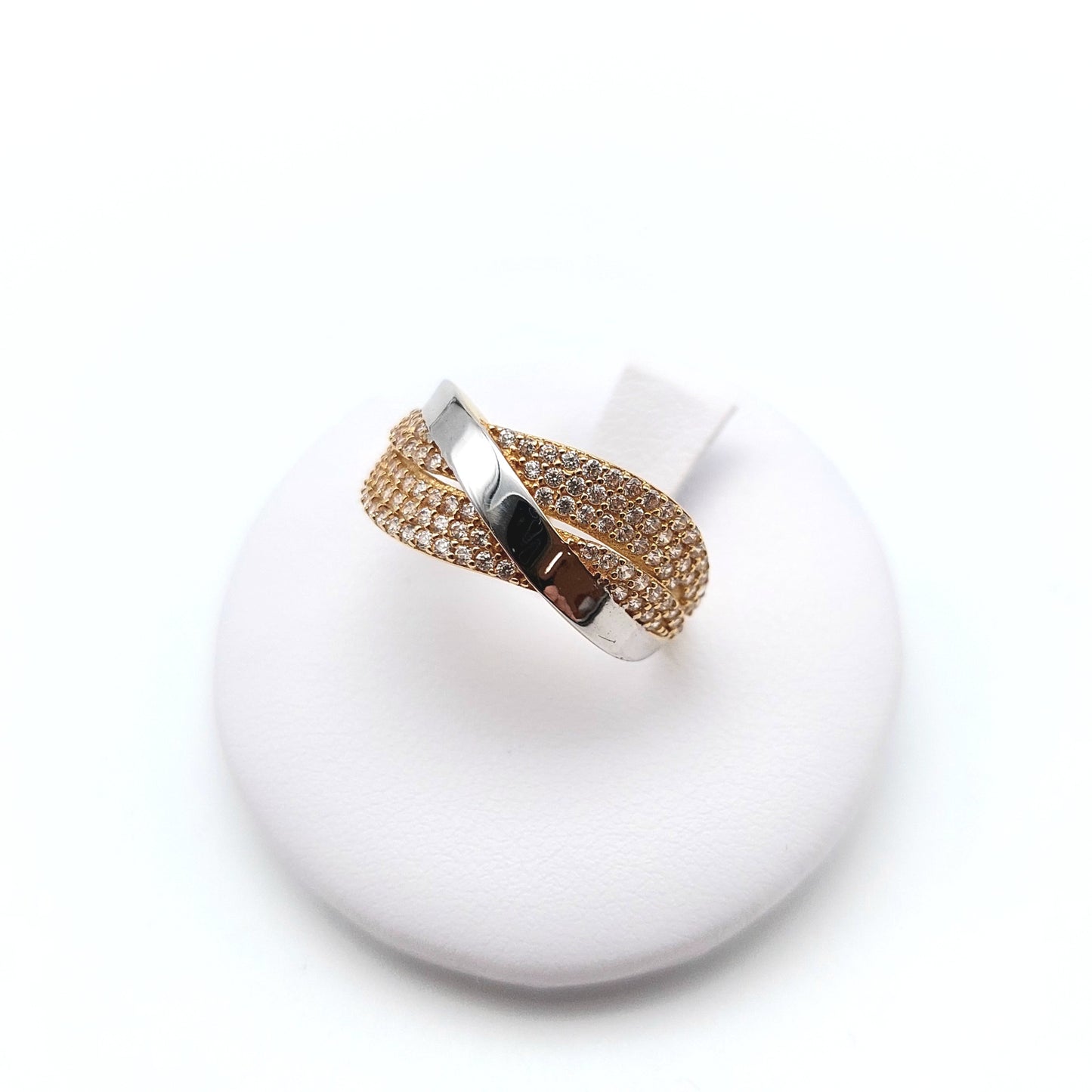 Anello a fascia  in oro giallo e bianco 18KT con zirconi bianchi. AN-ORO020.