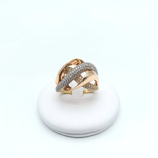 Anello intrecci in oro giallo e bianco 18 KT, con zirconi bianchi. AN-ORO028.