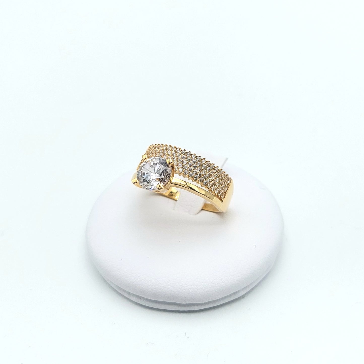 Anello in oro giallo  18 KT con zirconi bianchi. AN-ORO027.