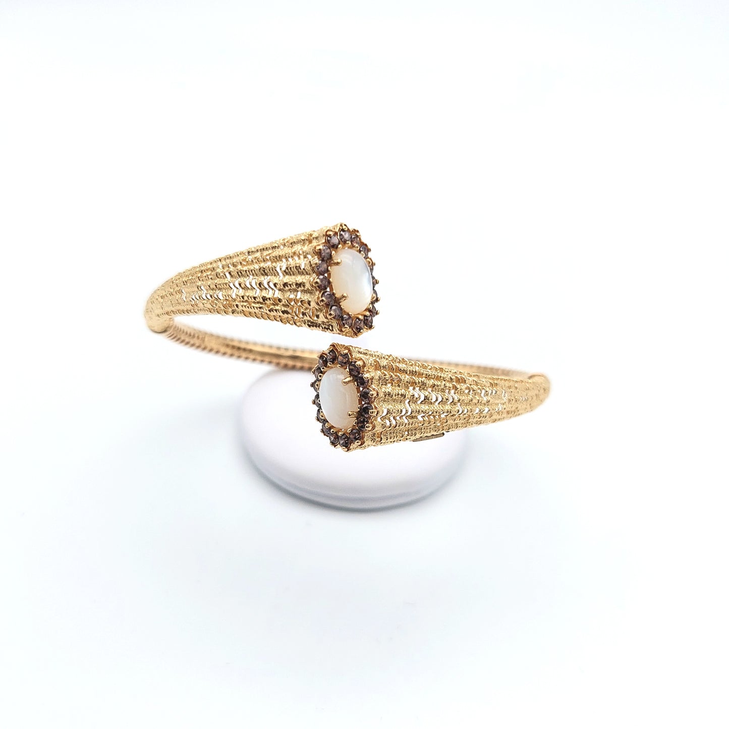 Bracciale Rigido da Donna , con Madreperla e zirconi Brown in Oro Giallo 18 kt. BR-D-ORO013.