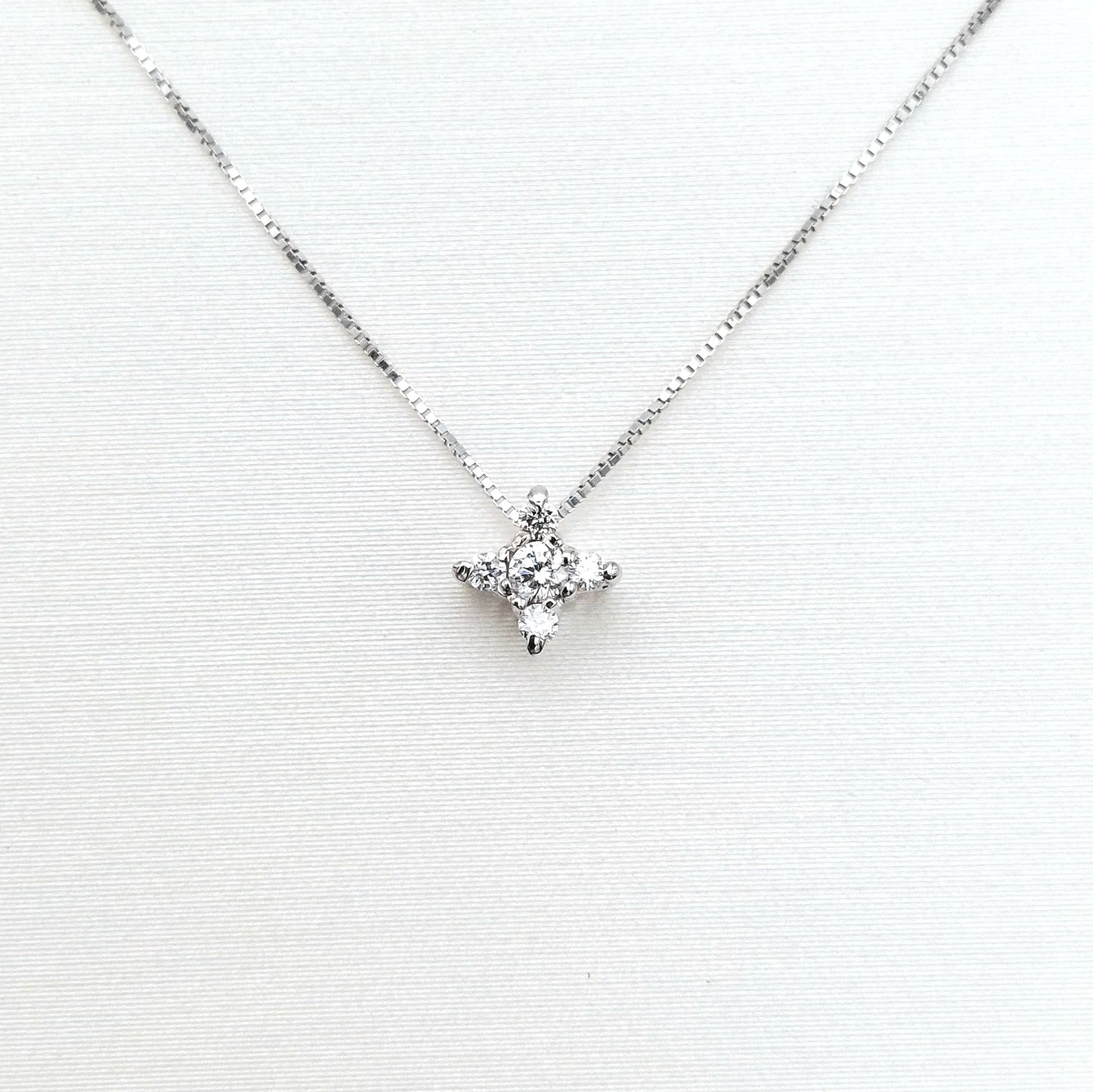 Collana con pendente in oro 18 kt con brillanti. COLBR005.