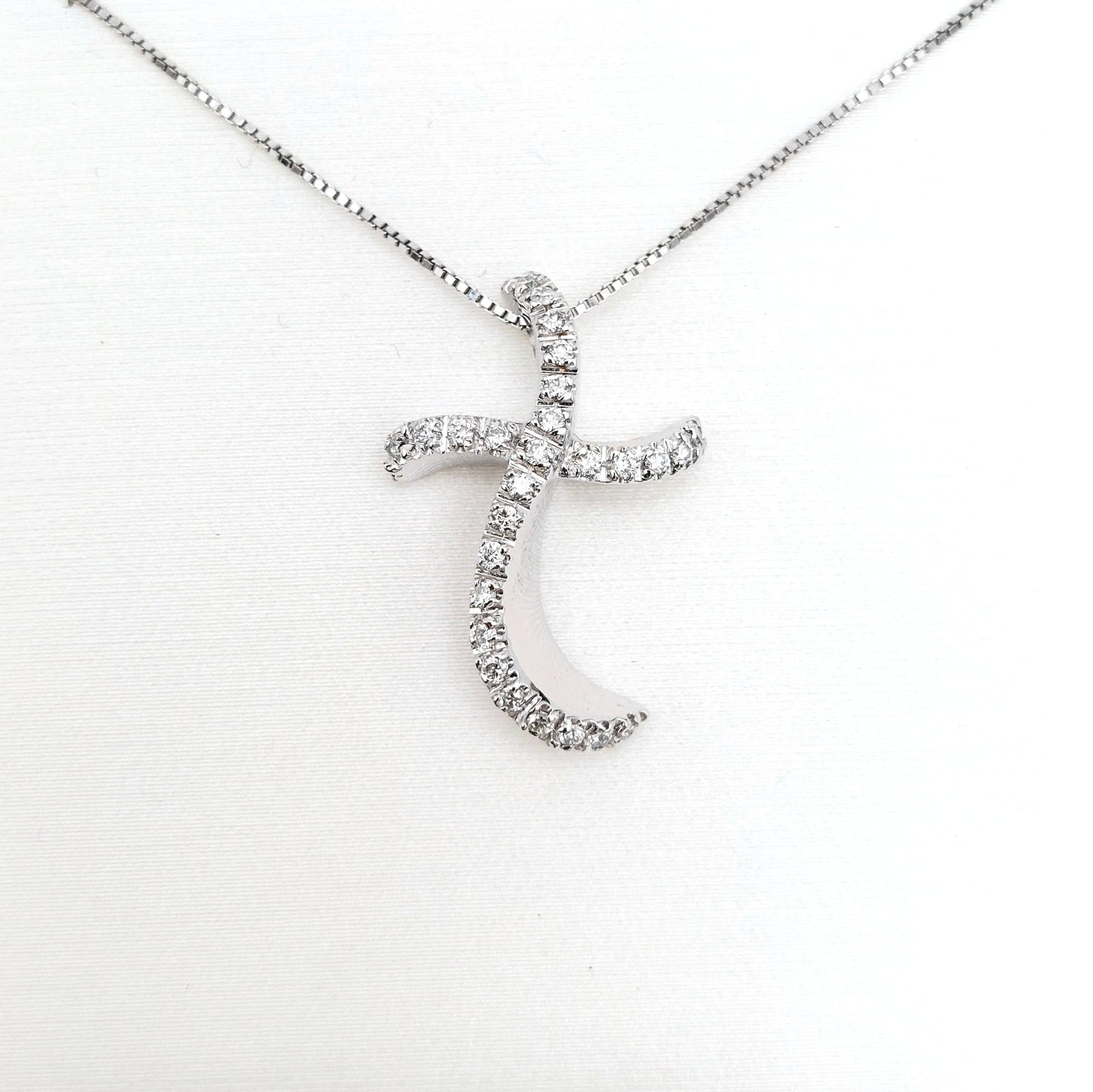 Collana con croce in oro 18 kt e brillanti. COLBR022.