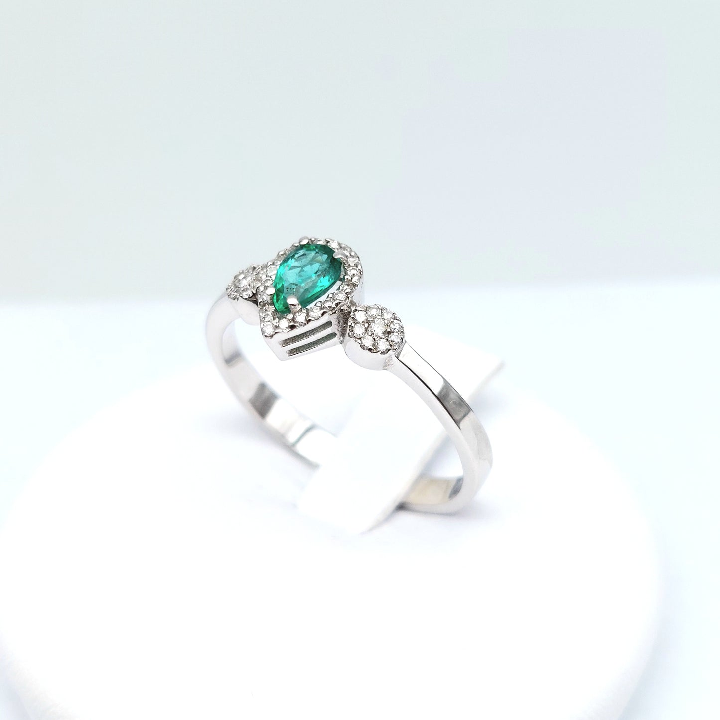 Anello in oro bianco 18kt con smeraldo e brillanti. AN-BR-D002.