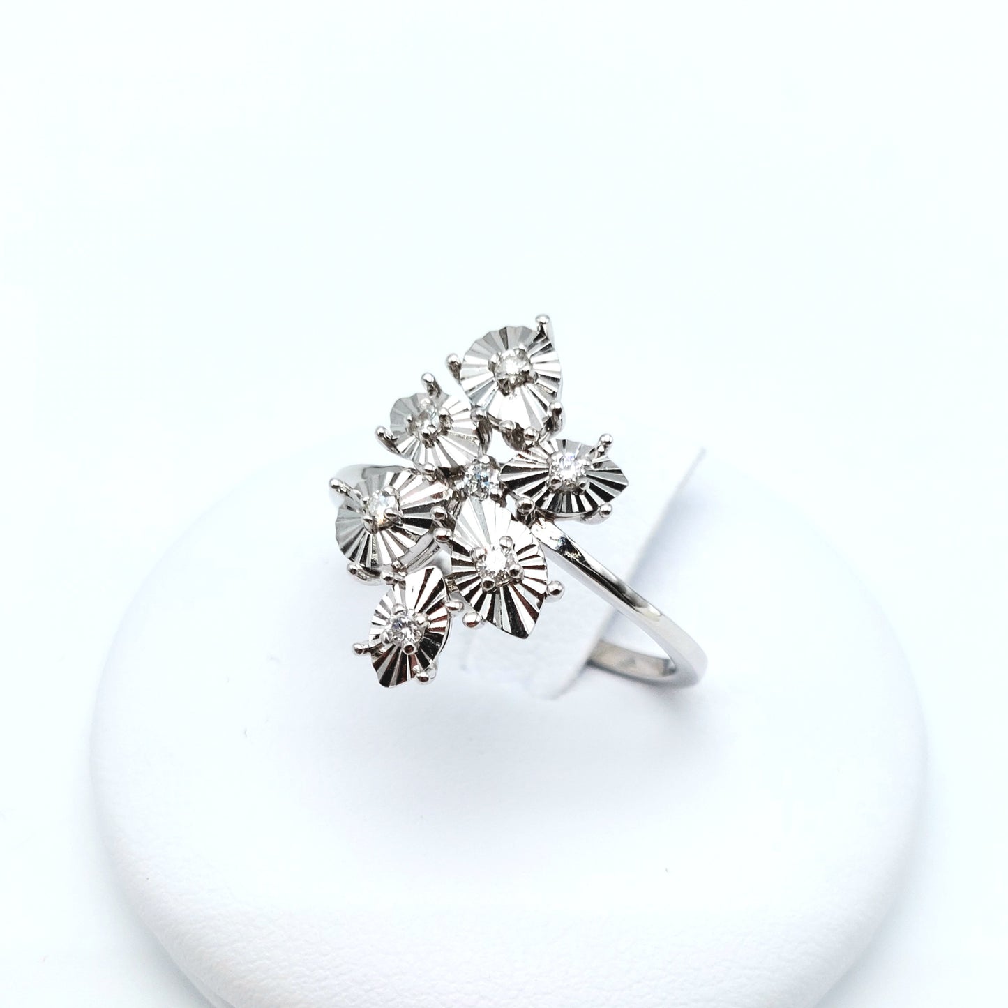 Anello in oro bianco 18 KT con  brillanti. AN-BR-D007.