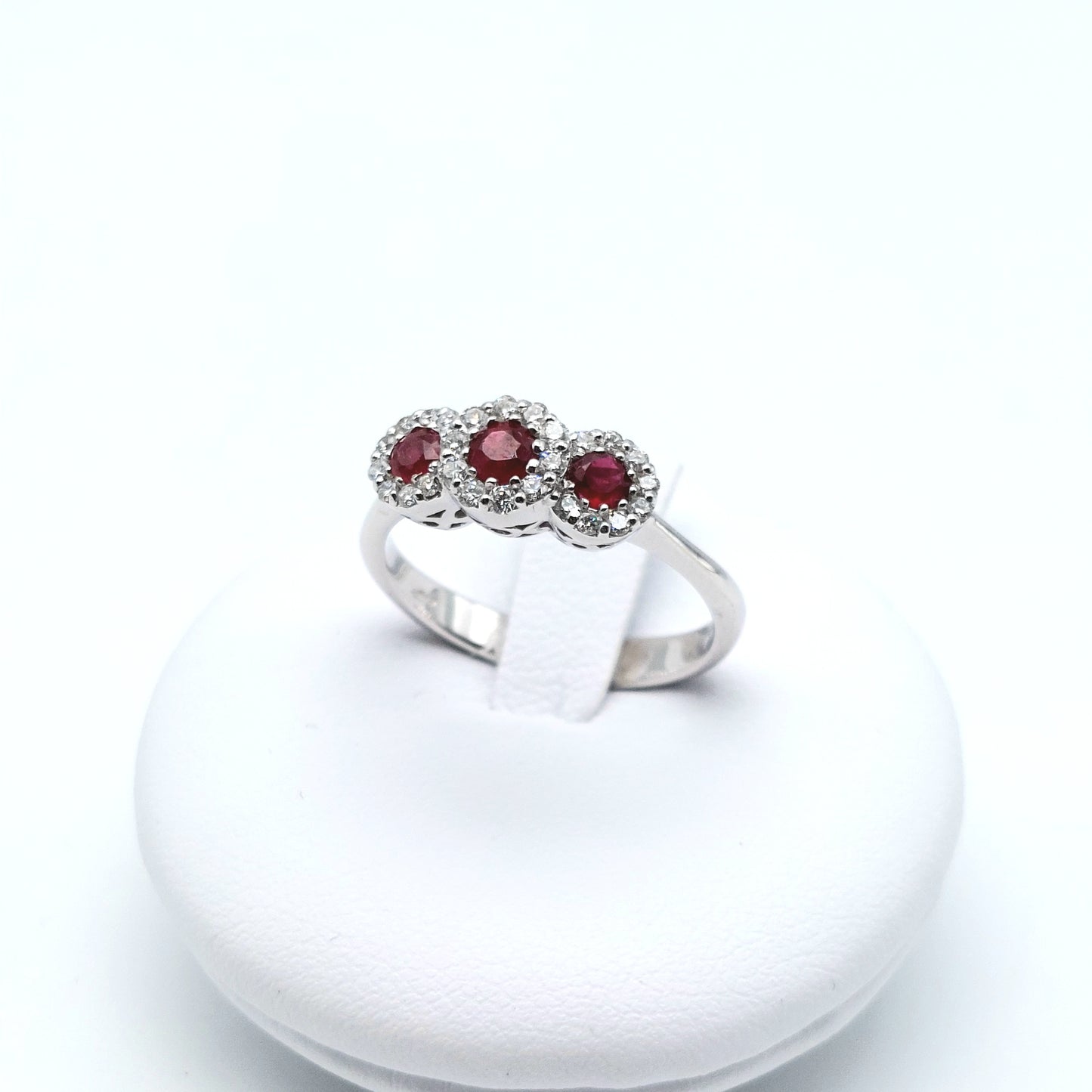 Anello in oro bianco 18kt con rubini e brillanti. AN-BR-D008.