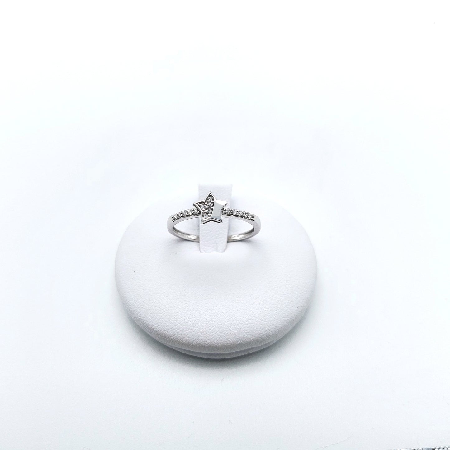 Anello stella con zirconi in oro bianco 18 KT. AN-ORO055.