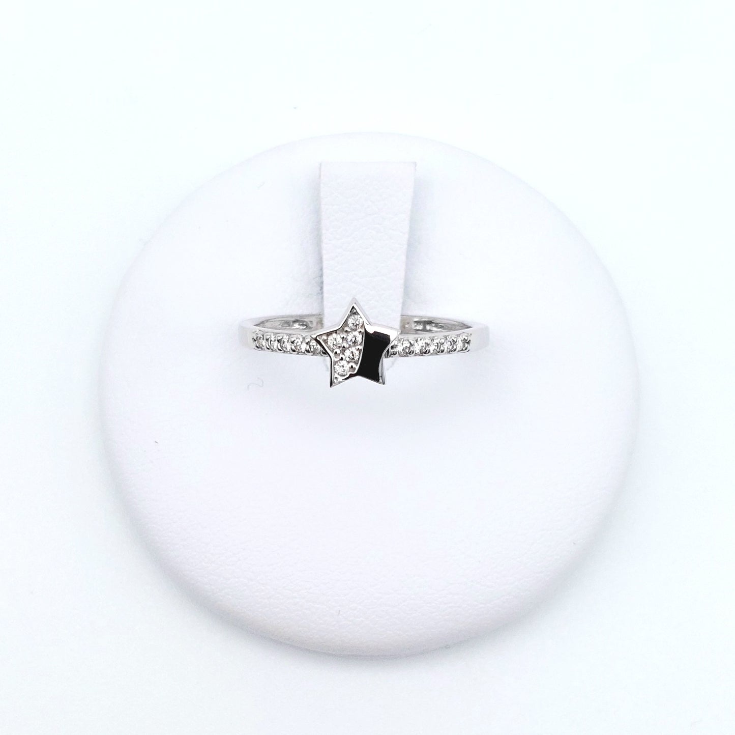 Anello stella con zirconi in oro bianco 18 KT. AN-ORO055.