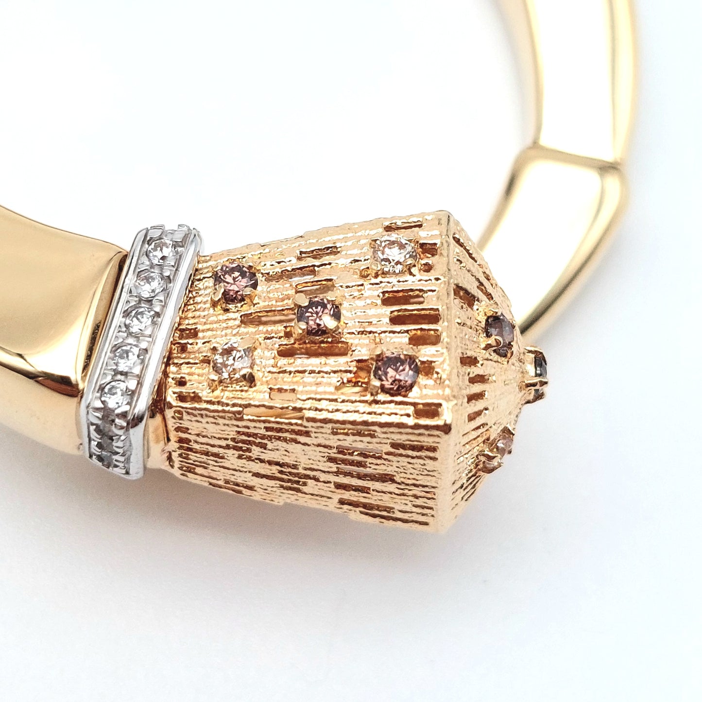 Ciondolo in oro giallo e bianco 18 kt con zirconi bianchi e champagne. CIO-ORO002.